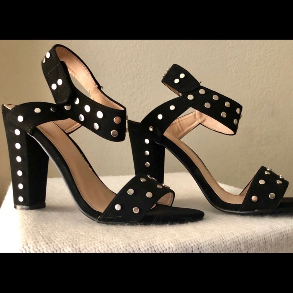 Stylish Studded shoe - Picture 3 of 5